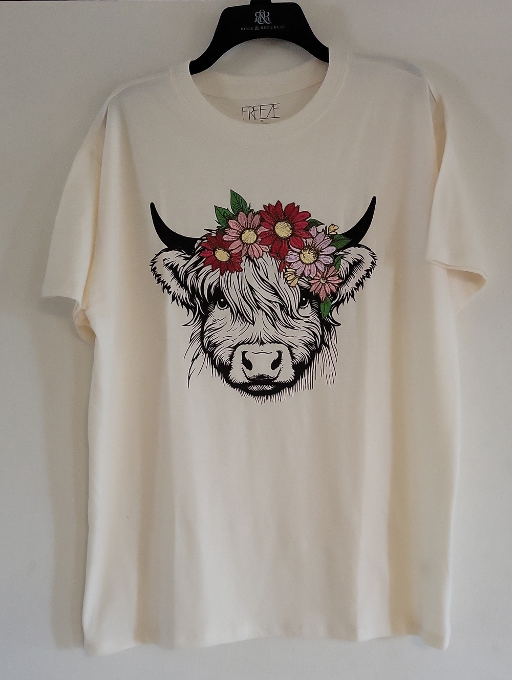 Freeze Cream Tee with Embridered Floral Highland Cow